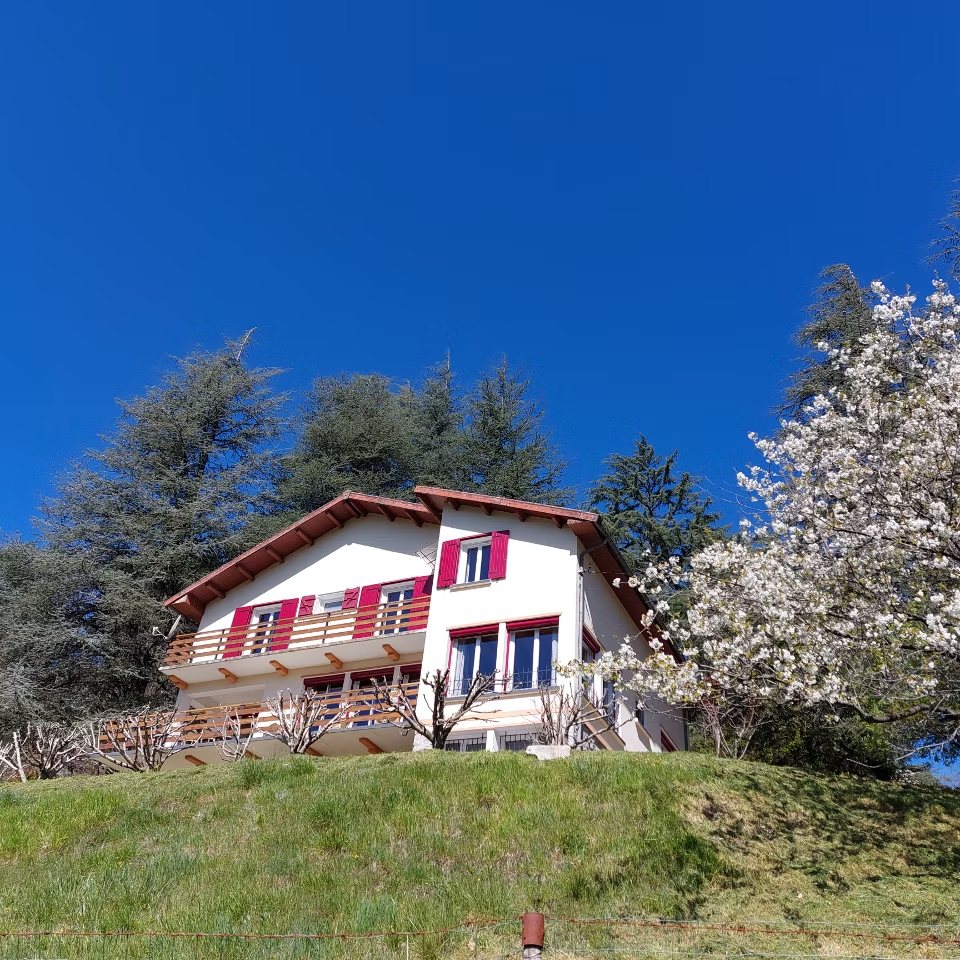 Façade de la Villa Les Cèdres à Génolhac dans les Cévennes