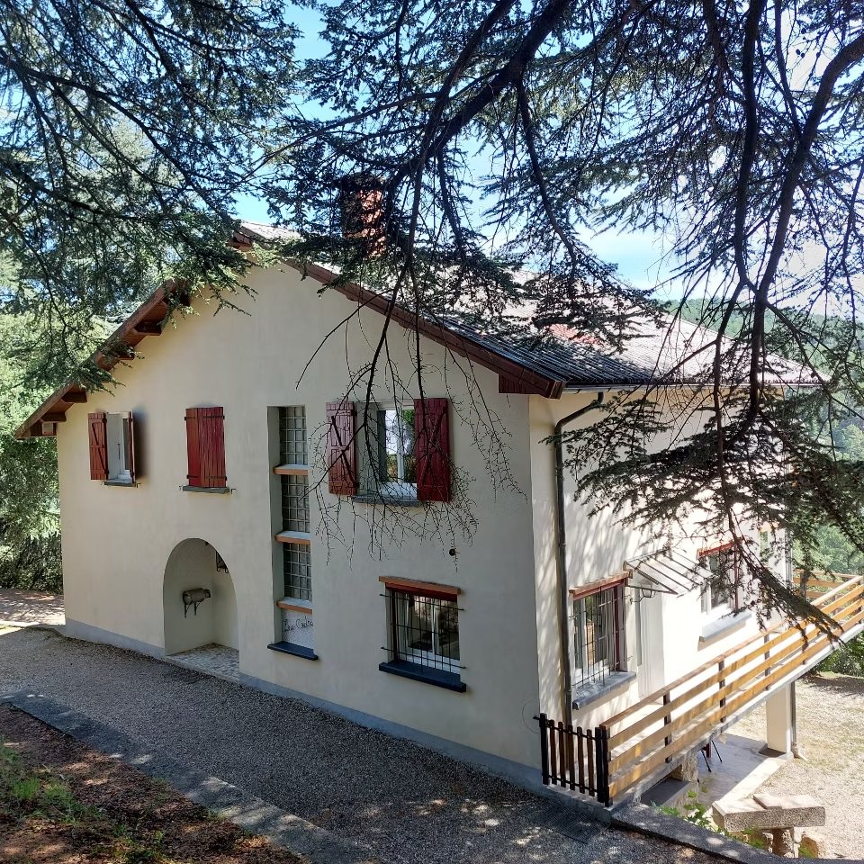 Villa Les Cèdres vue depuis les arbres et le balcon