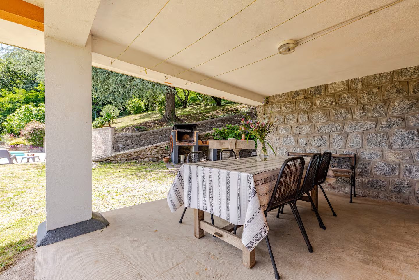 Repas en terrasse à la Villa Les Cèdres avec vue sur les Cévennes