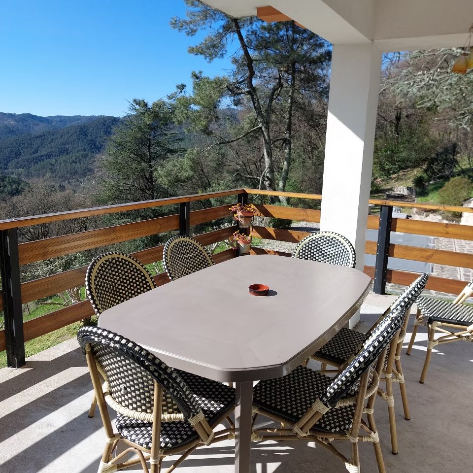Table extérieure en terrasse avec vue panoramique sur les Cévennes