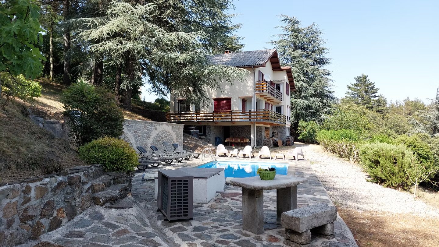 Terrasse extérieure et espace piscine de la Villa Les Cèdres à Génolhac