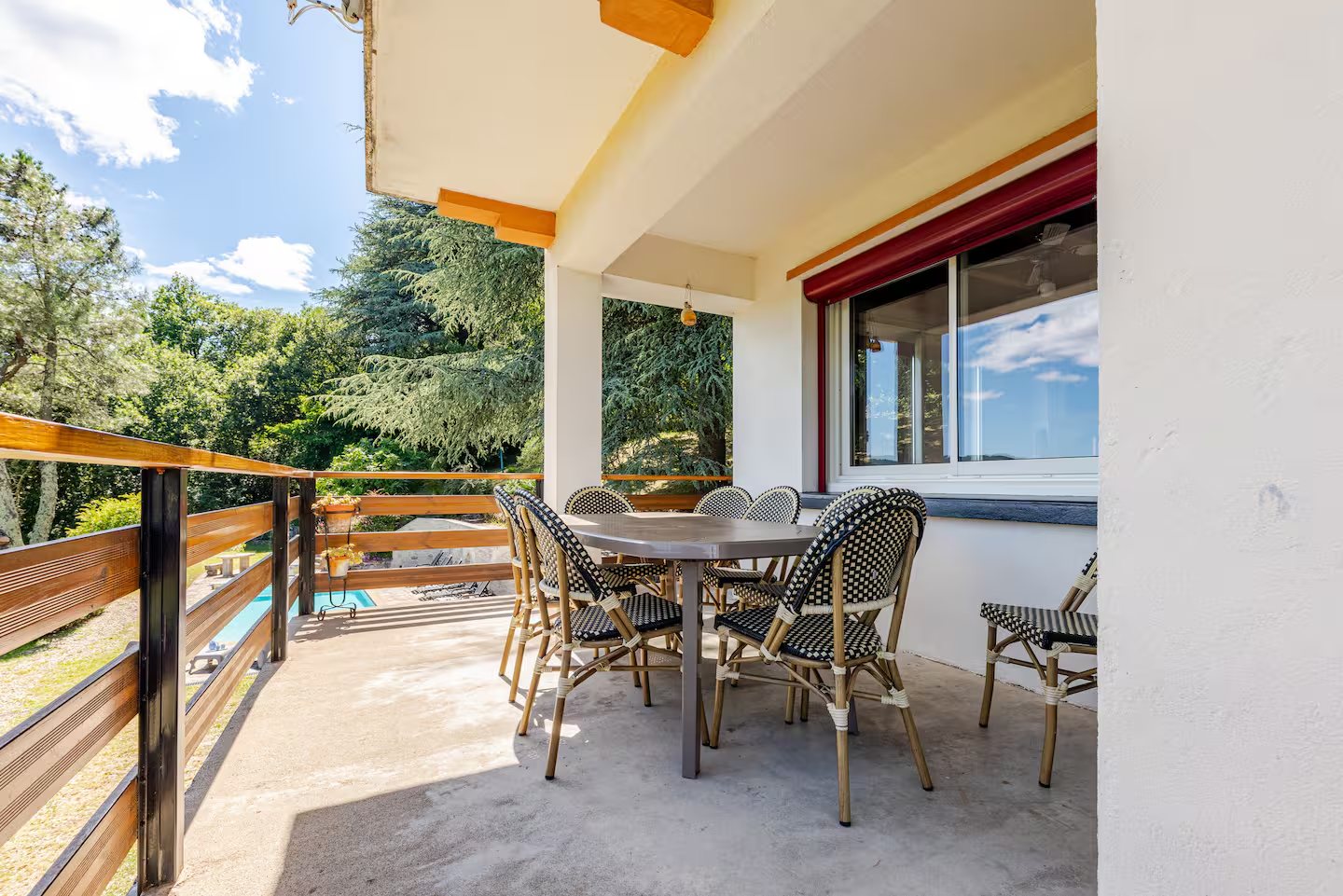 Terrasse de la Villa Les Cèdres avec vue dégagée sur les Cévennes