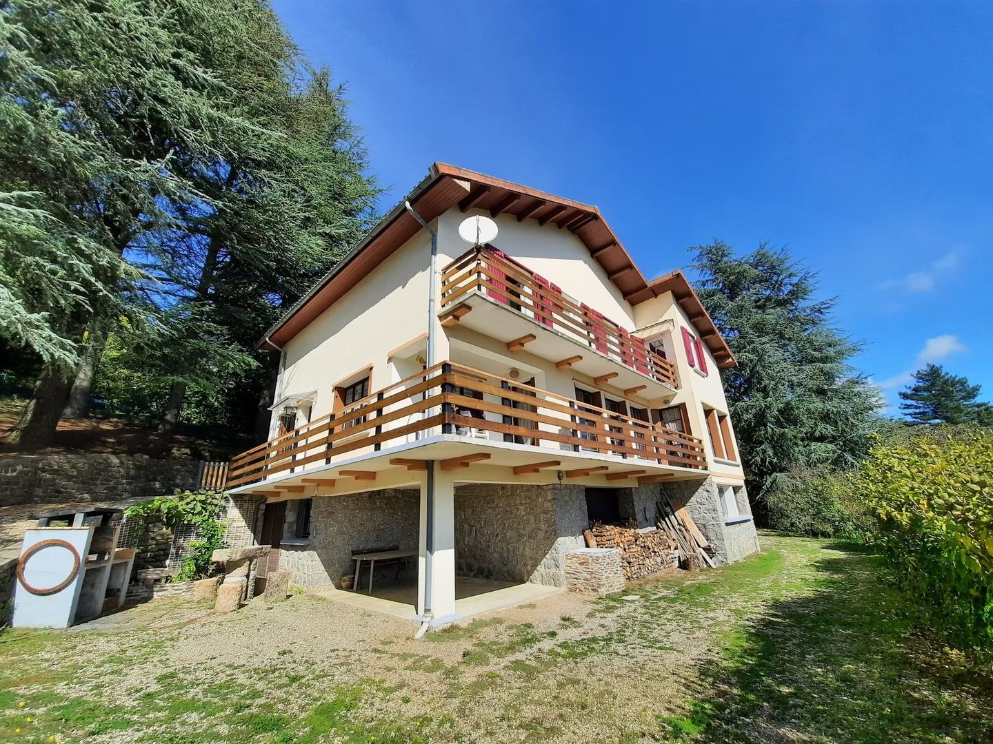Vue d’ensemble de la Villa Les Cèdres avec piscine chauffée à Génolhac en Cévennes