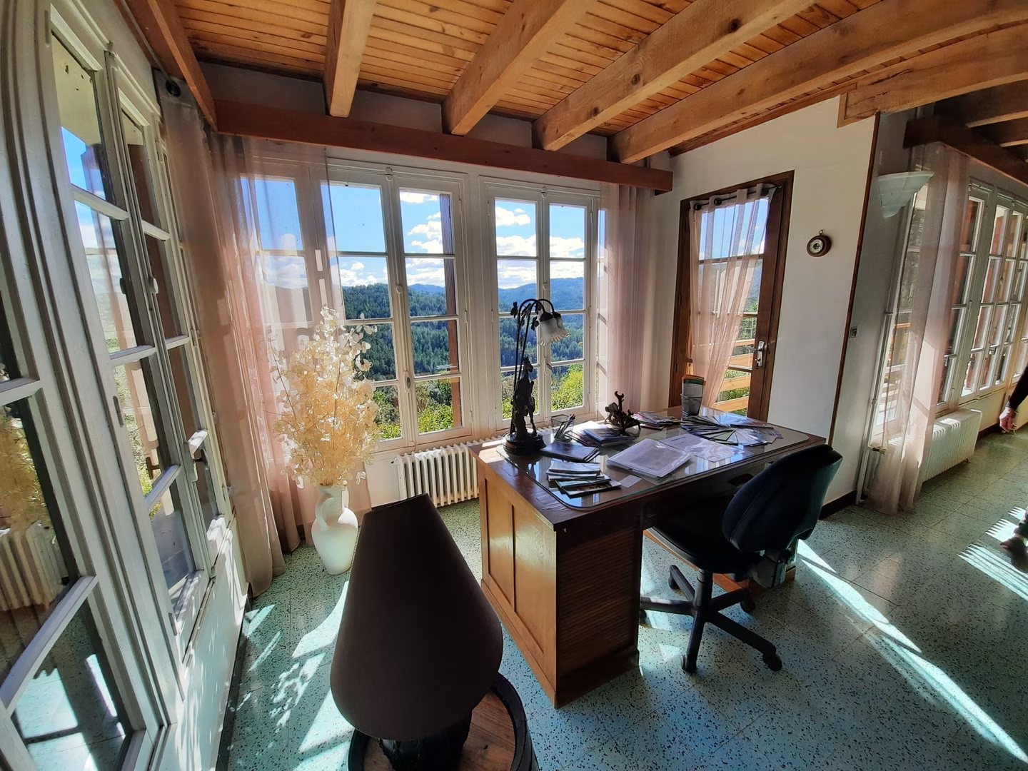 Espace bureau lumineux de la Villa Les Cèdres avec vue extérieure