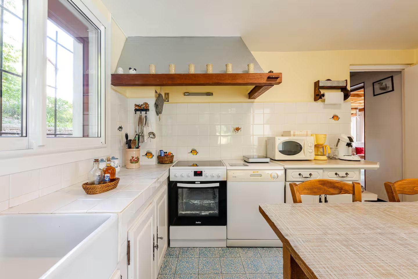 Cuisine fonctionnelle équipée du gîte Villa Les Cèdres en Cévennes