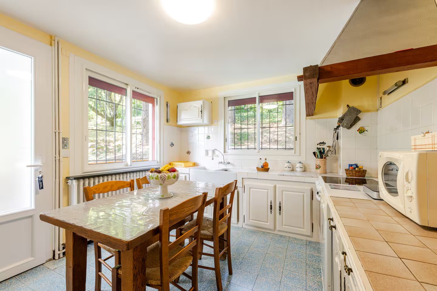 Cuisine équipée de la Villa Les Cèdres avec table familiale