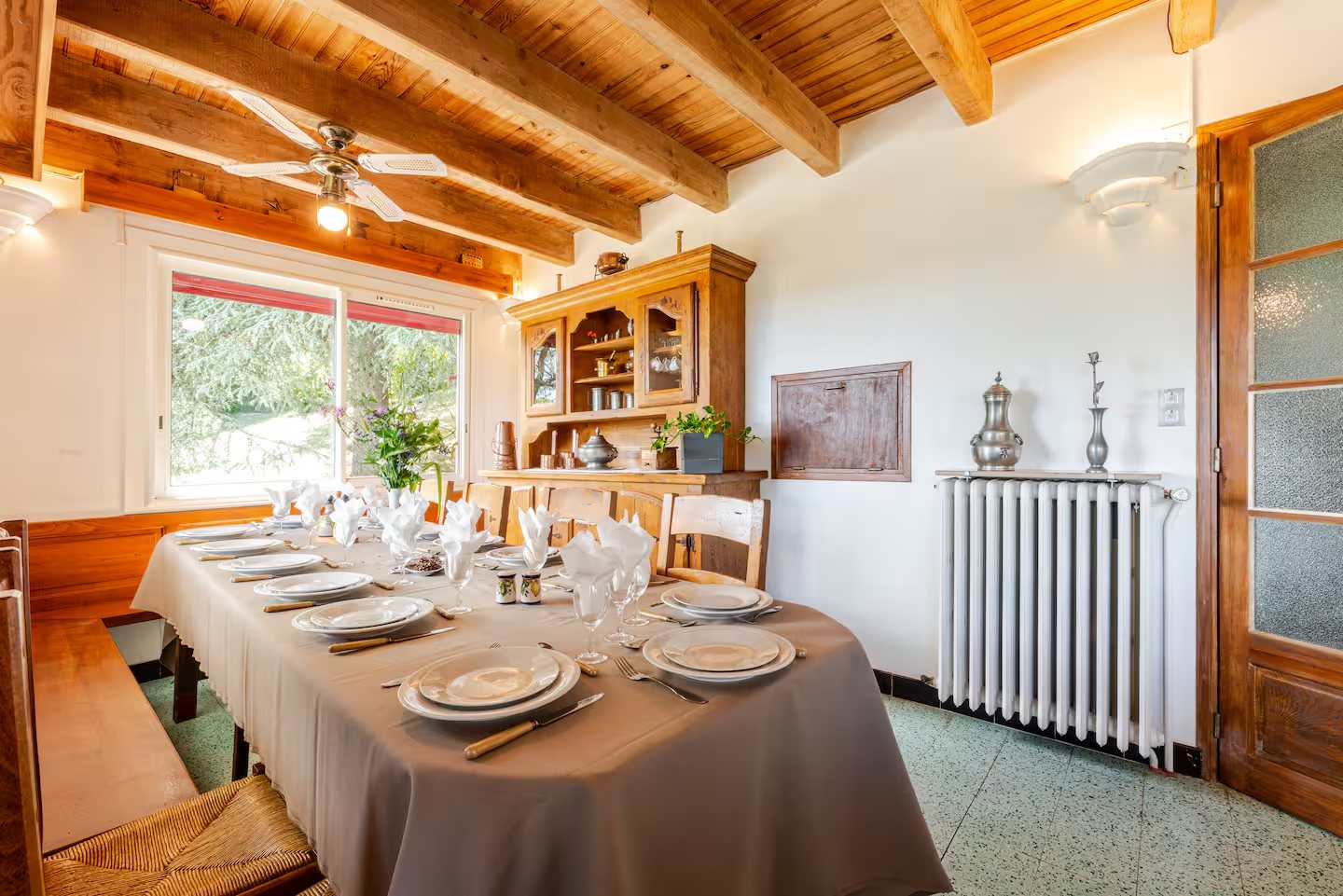 Salle à manger familiale du gîte Villa Les Cèdres