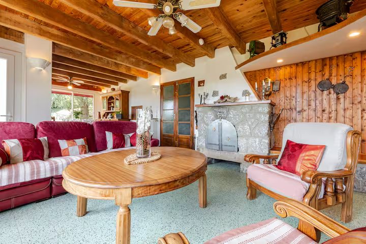 Salon chaleureux avec cheminée à la Villa Les Cèdres