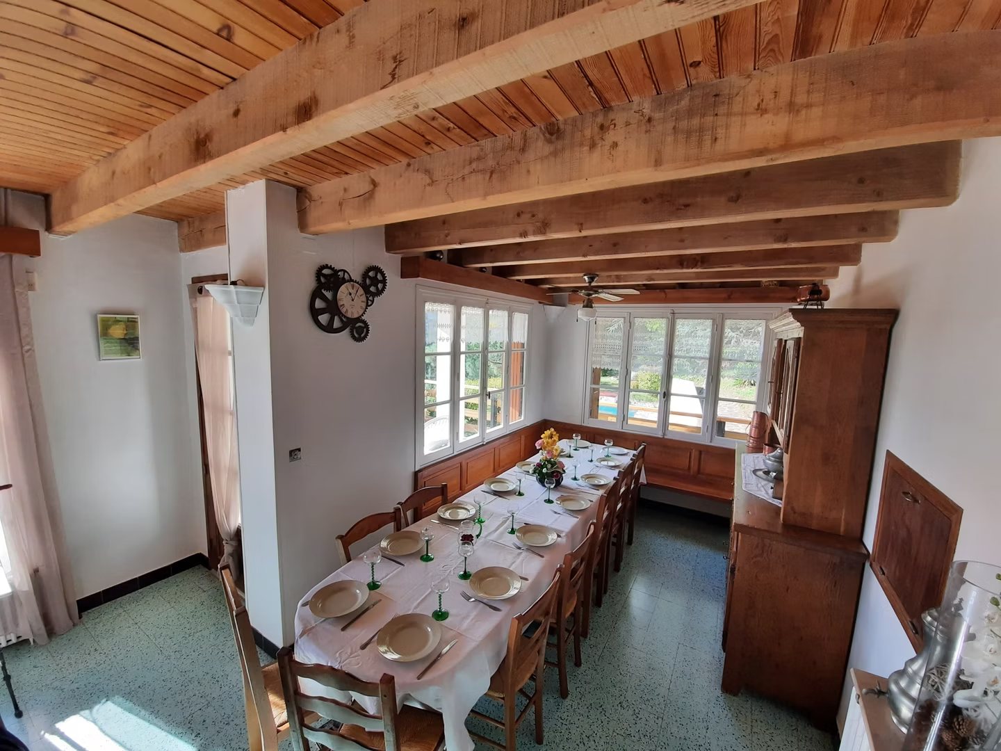 Grande table dressée pour 14 personnes à la Villa Les Cèdres