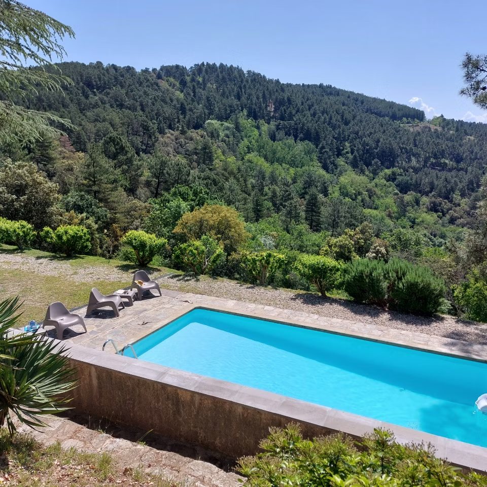 Piscine de la Villa Les Cèdres avec panorama sur les montagnes cévenoles