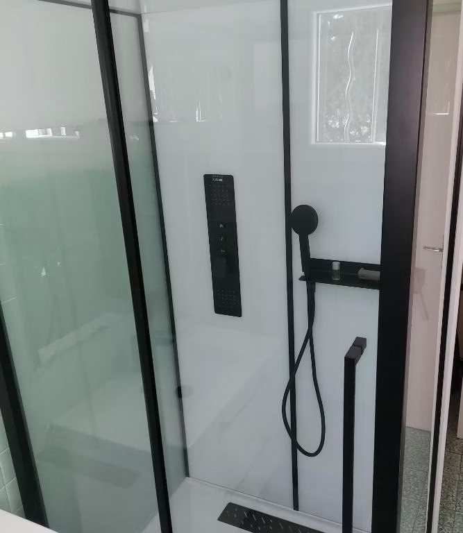 Salle de bain principale du gîte Villa Les Cèdres en Cévennes