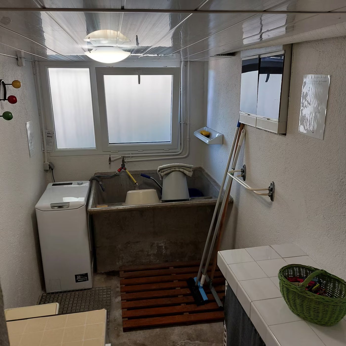 Baignoire dans une salle de bain du gîte Villa Les Cèdres