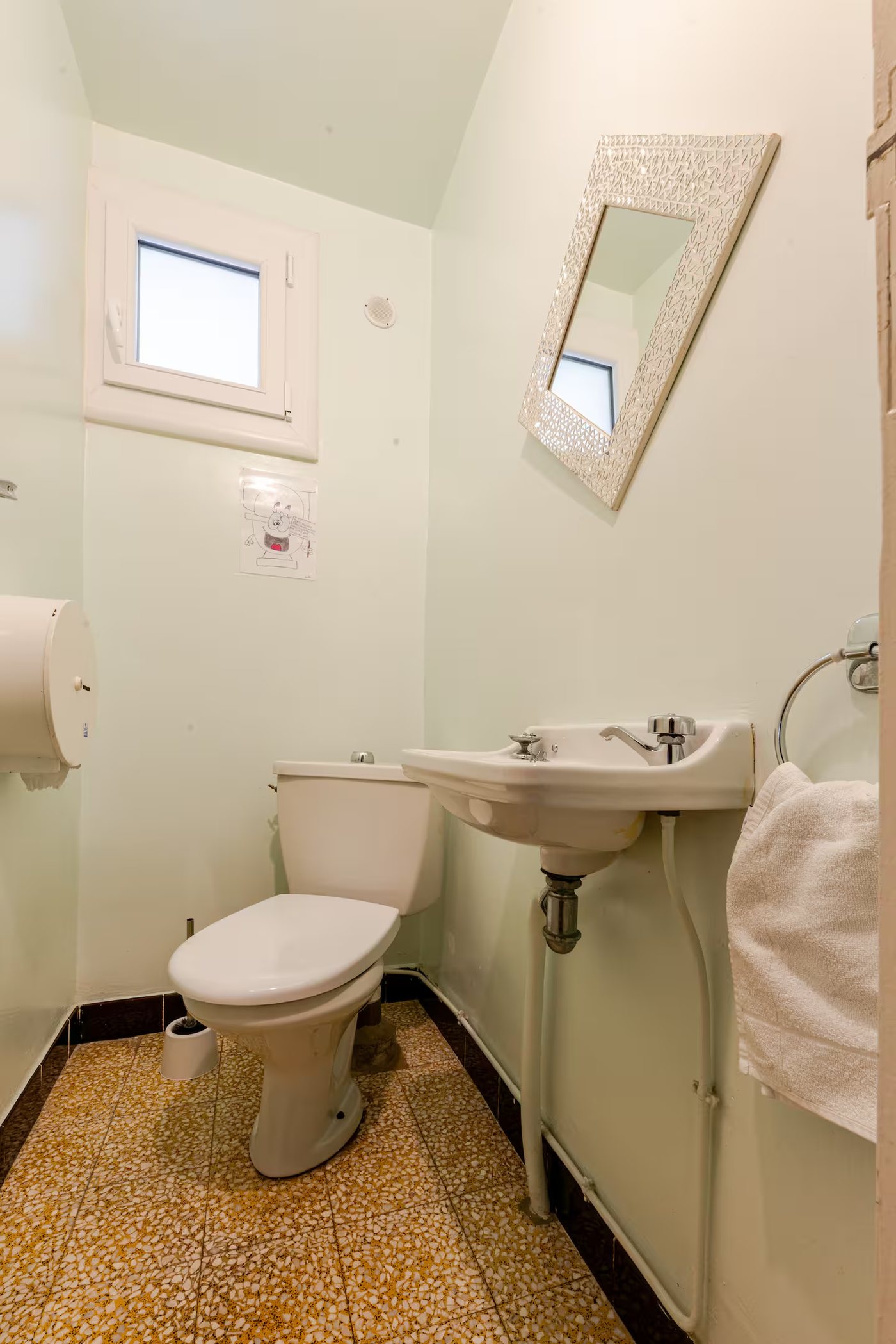 Lavabo et rangements dans une salle de bain de la Villa Les Cèdres