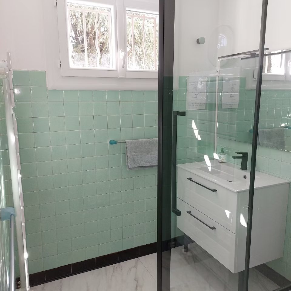 Salle d’eau moderne du gîte Villa Les Cèdres à Génolhac