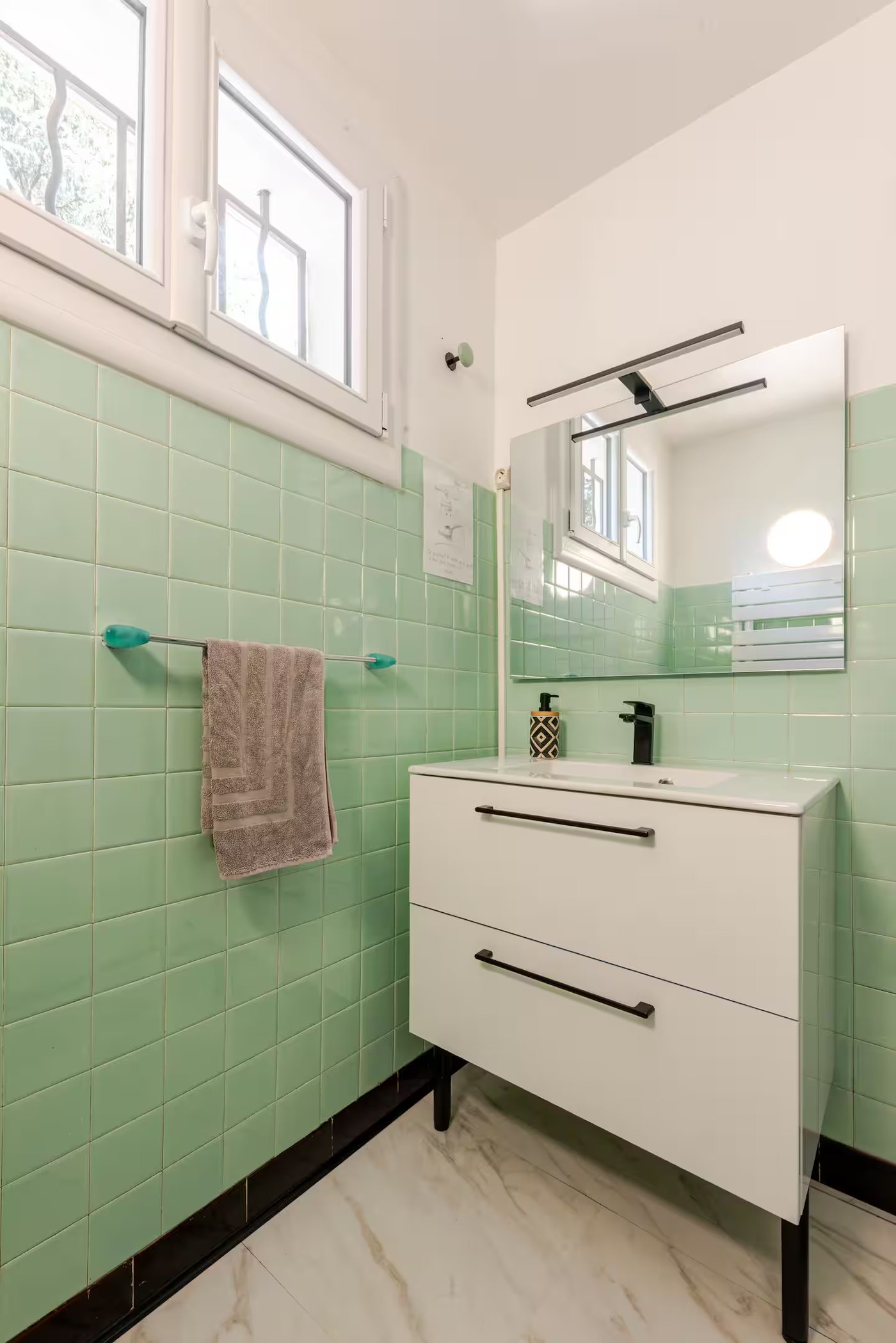 Espace vasque dans une salle de bain de la Villa Les Cèdres