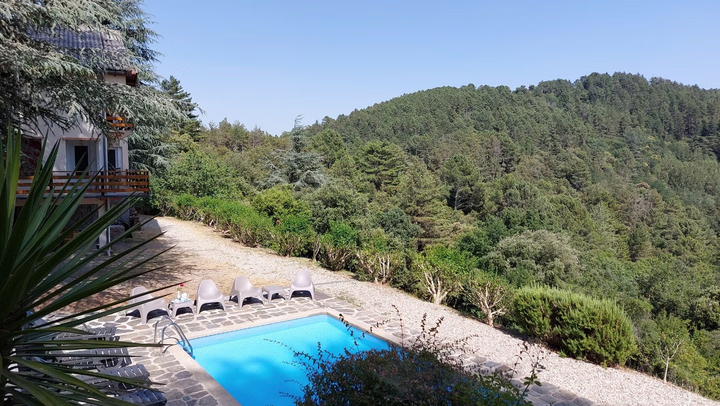 Vue panoramique sur la vallée depuis la piscine de la Villa Les Cèdres